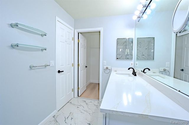 5235 Royal Vale Lane 70, Dearborn, MI 48126