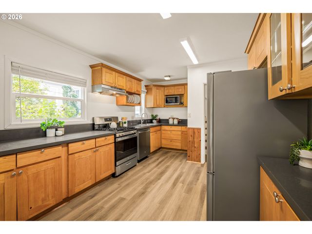 653 Sw SHERMAN St, Portland, OR 97201