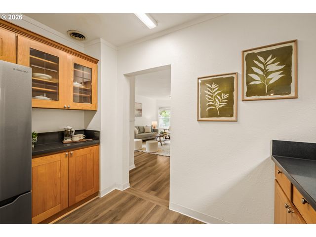 653 Sw SHERMAN St, Portland, OR 97201