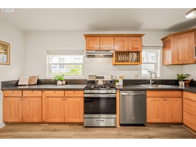 653 Sw SHERMAN St, Portland, OR 97201