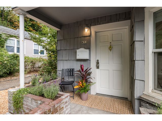 653 Sw SHERMAN St, Portland, OR 97201