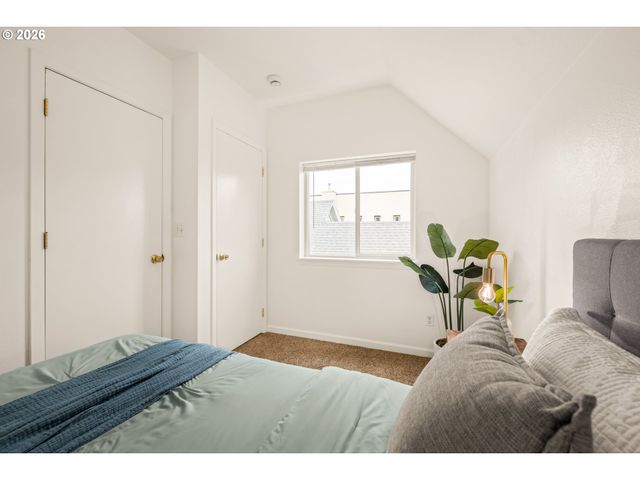 653 Sw SHERMAN St, Portland, OR 97201
