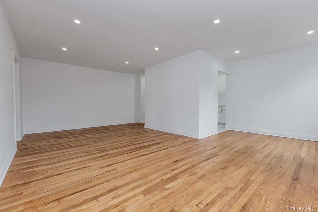 65-35 Yellowstone . Boulevard 6F, Forest Hills, NY 11375 — photo 3