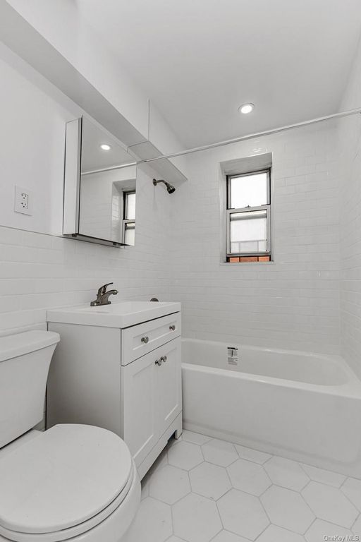 65-35 Yellowstone . Boulevard 6F, Forest Hills, NY 11375 — photo 5