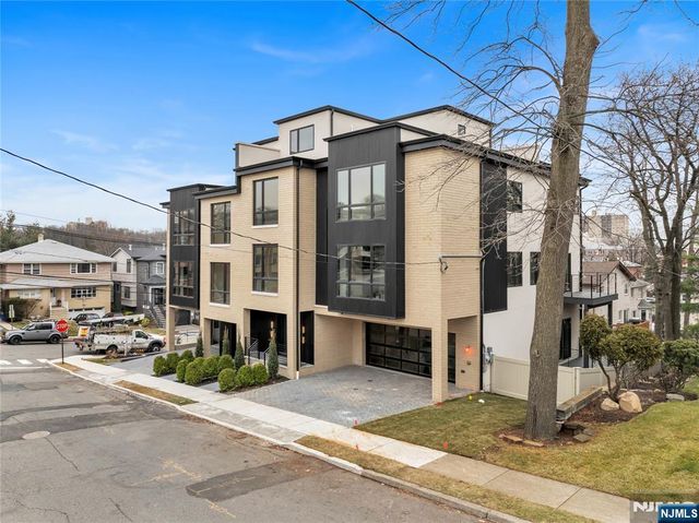 2220 Mackay Avenue B, Fort Lee, NJ 07024