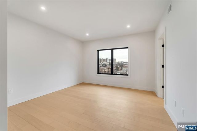 2220 Mackay Avenue B, Fort Lee, NJ 07024