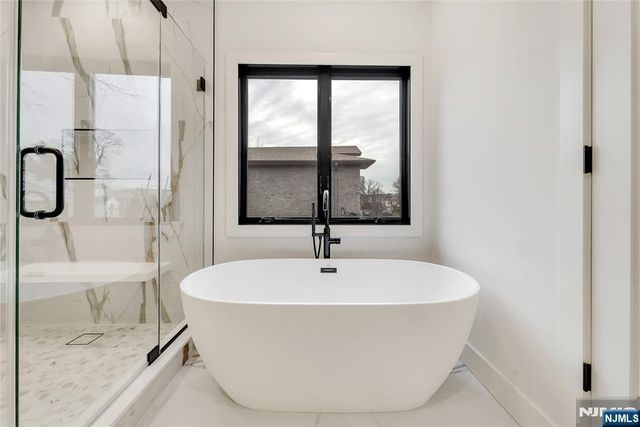 2220 Mackay Avenue B, Fort Lee, NJ 07024