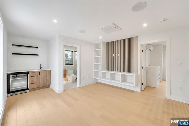 2220 Mackay Avenue B, Fort Lee, NJ 07024