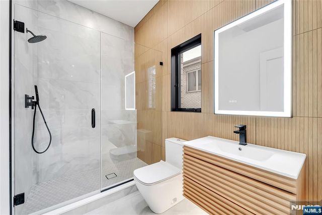 2220 Mackay Avenue B, Fort Lee, NJ 07024