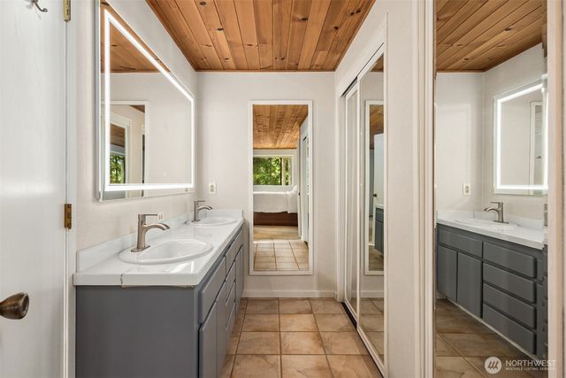 5981 Lynwood Center Road NE, Bainbridge Island, WA 98110