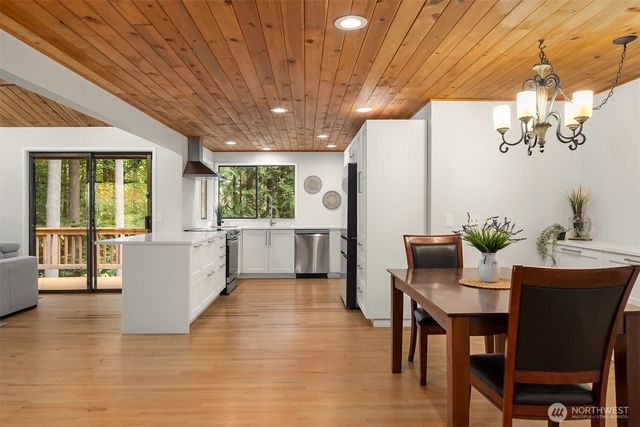 5981 Lynwood Center Road NE, Bainbridge Island, WA 98110