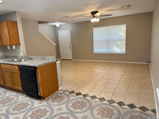 10158 Bastrop Crk, San Antonio, TX 78245