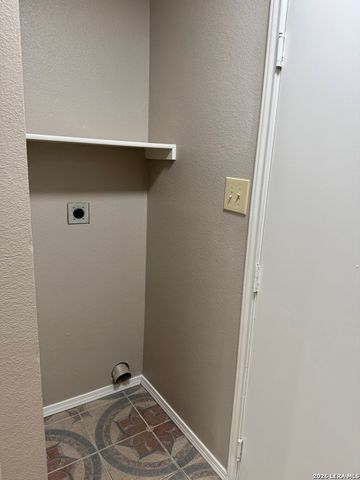 10158 Bastrop Crk, San Antonio, TX 78245