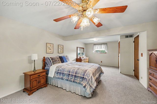 1524 3 Lakes Drive, Troy, MI 48085
