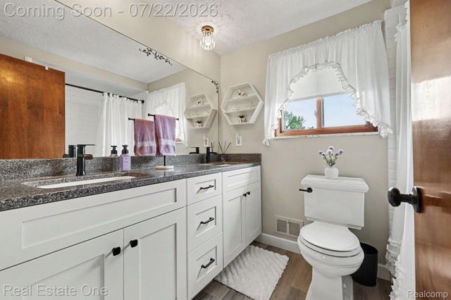 1524 3 Lakes Drive, Troy, MI 48085