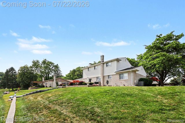 1524 3 Lakes Drive, Troy, MI 48085