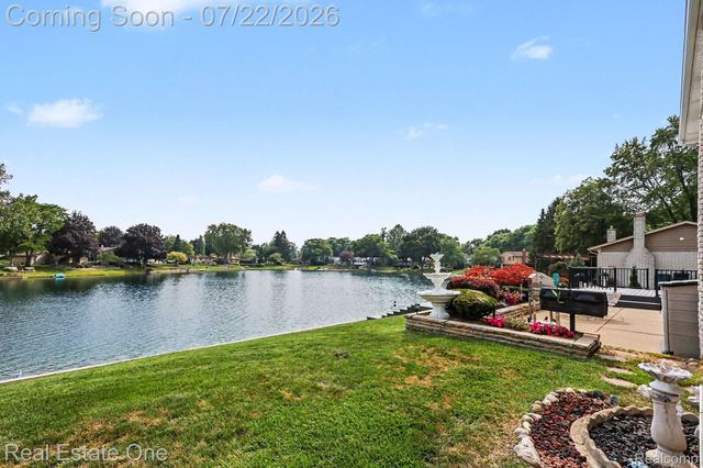 1524 3 Lakes Drive, Troy, MI 48085