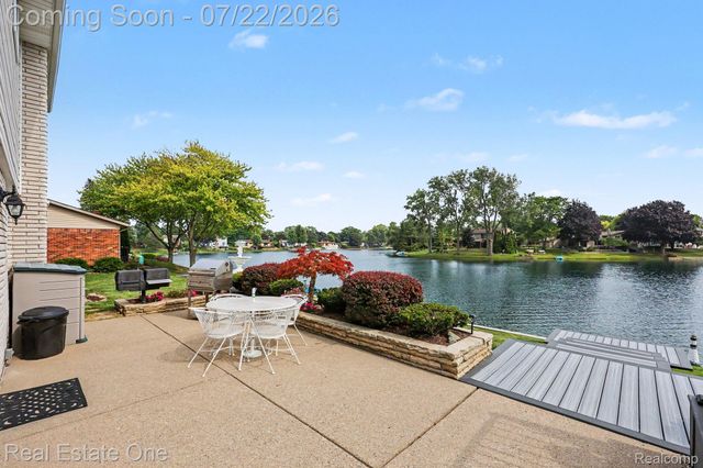 1524 3 Lakes Drive, Troy, MI 48085