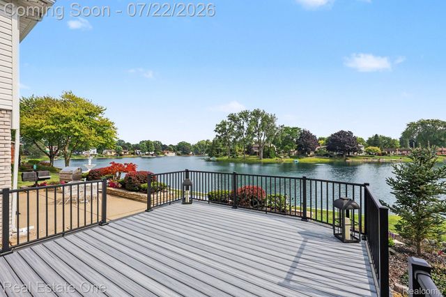 1524 3 Lakes Drive, Troy, MI 48085