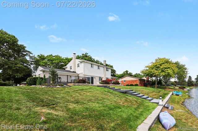 1524 3 Lakes Drive, Troy, MI 48085