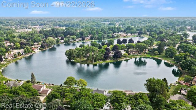 1524 3 Lakes Drive, Troy, MI 48085