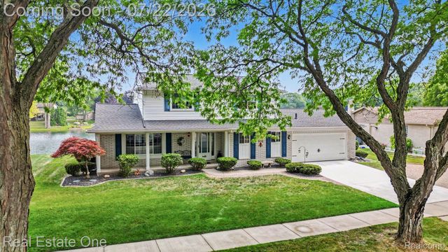 1524 3 Lakes Drive, Troy, MI 48085