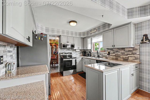 1524 3 Lakes Drive, Troy, MI 48085