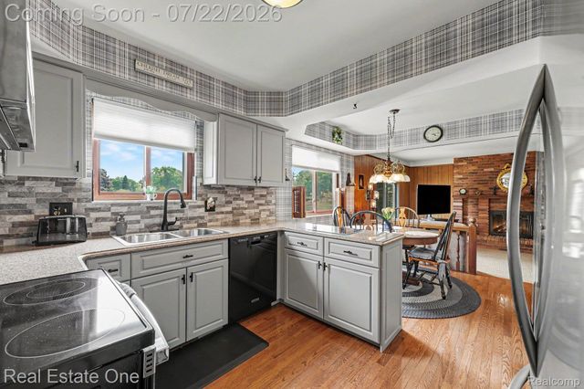 1524 3 Lakes Drive, Troy, MI 48085