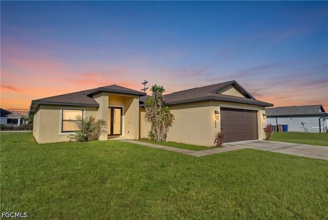 606 Morningmist LN, Lehigh Acres, FL 33974