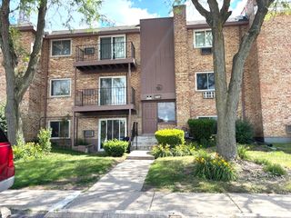 827 W College Boulevard 201, Addison, IL 60101