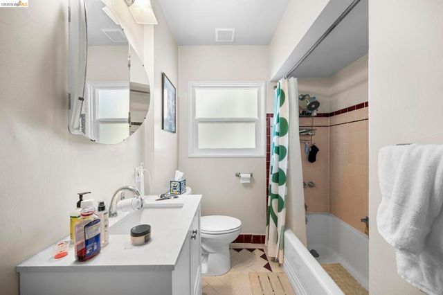 367 41st St, Oakland, CA 94609