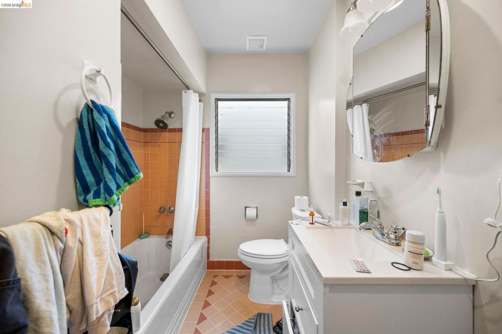 Image 5 of property listing at 367 41st St, Oakland, CA 94609