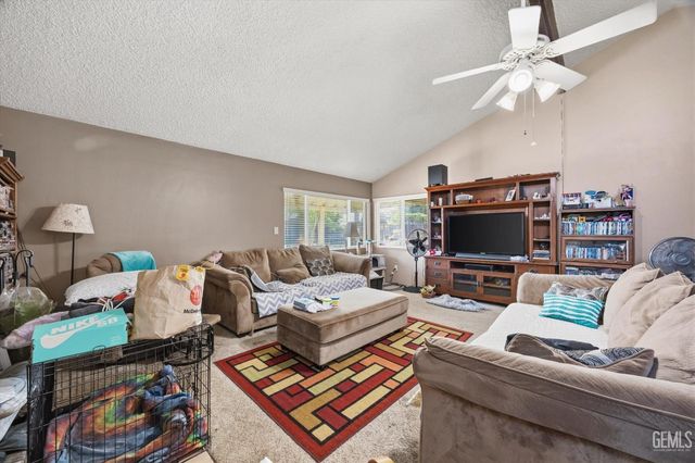 6200 Summerfield Drive, Bakersfield, CA 93313