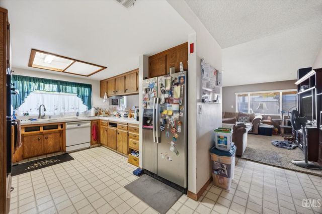 6200 Summerfield Drive, Bakersfield, CA 93313