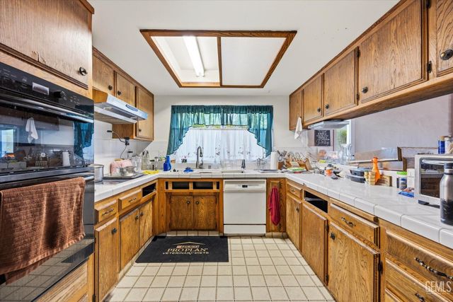 6200 Summerfield Drive, Bakersfield, CA 93313