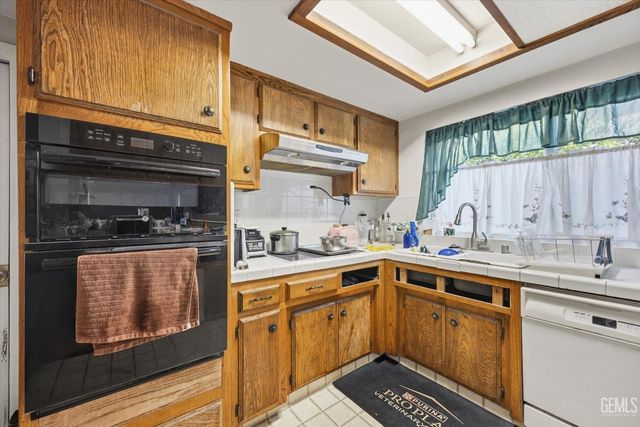 6200 Summerfield Drive, Bakersfield, CA 93313