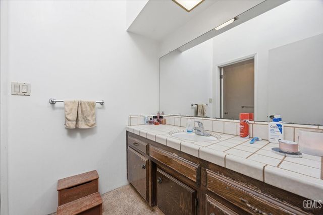 6200 Summerfield Drive, Bakersfield, CA 93313