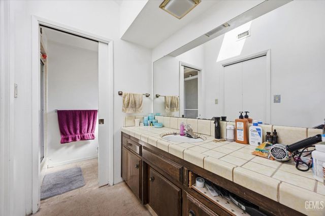 6200 Summerfield Drive, Bakersfield, CA 93313