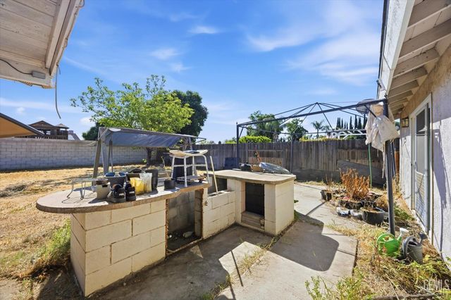 6200 Summerfield Drive, Bakersfield, CA 93313