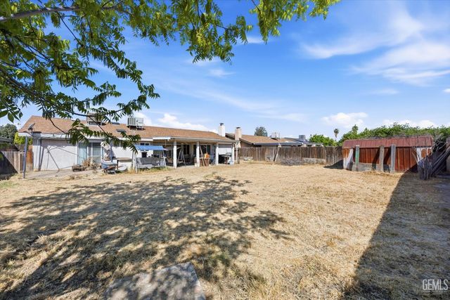 6200 Summerfield Drive, Bakersfield, CA 93313