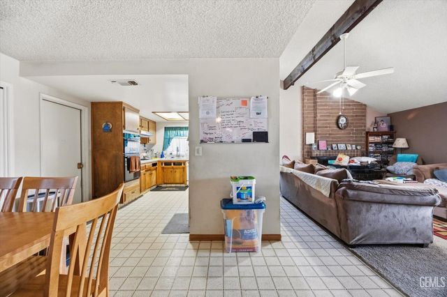 6200 Summerfield Drive, Bakersfield, CA 93313