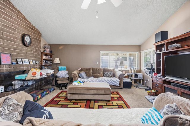 6200 Summerfield Drive, Bakersfield, CA 93313