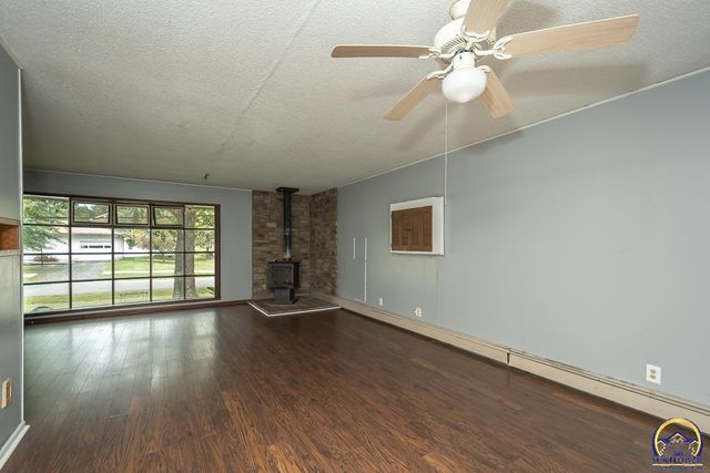 305 Maple ST, Wellsville, KS 66092