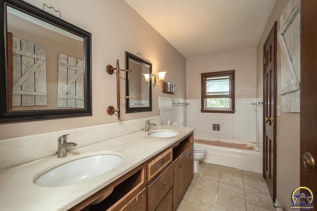 305 Maple ST, Wellsville, KS 66092