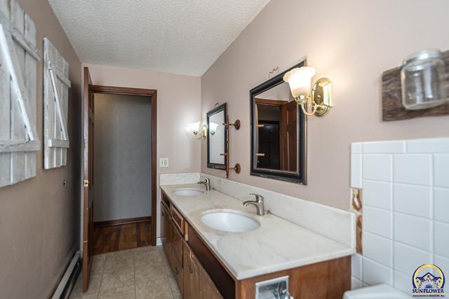 305 Maple ST, Wellsville, KS 66092