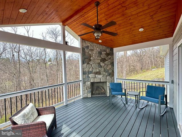 112 APPLE ORCHARD DR, Linden, VA 22642