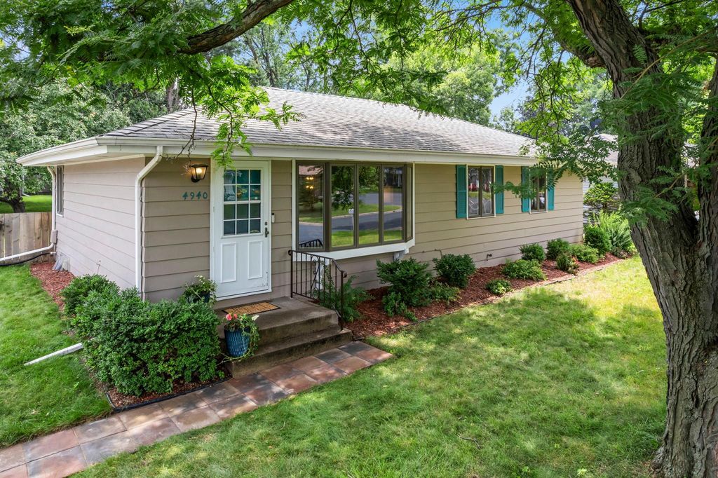 4940 Wisconsin Avenue N, New Hope, MN 55428