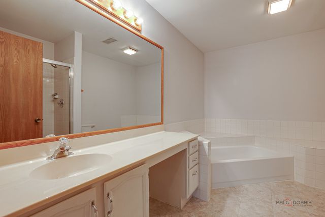 1262 N Wellington Court, Buffalo Grove, IL 60089