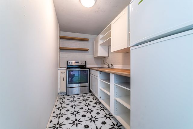 4 Pembroke Dr Unit 22, Derry, NH 03038