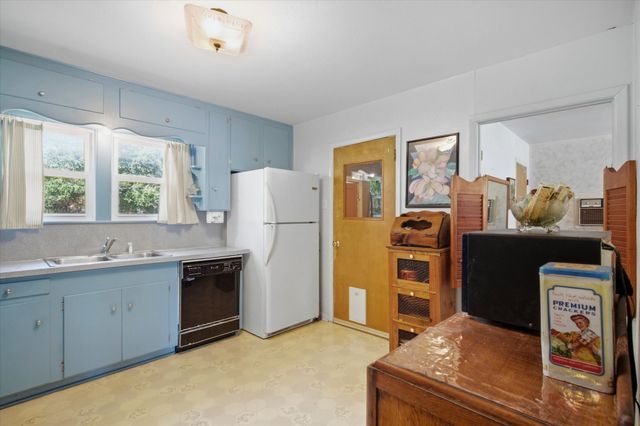 3513 Meadow Oaks Drive, Haltom City, TX 76117